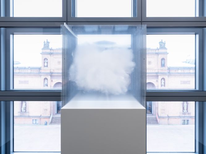 Exponat 19: Lucy Milanova, «Seeing clouds from both sides»