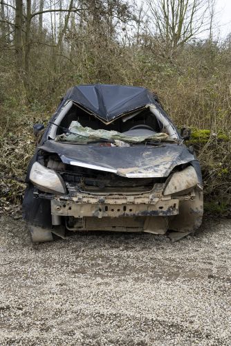 Exponat 23: Ute Behrendt, «Ahrweiler: Schrottauto mit geknicktem Dach»